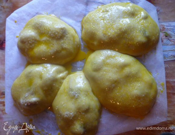 Смазать взбитым желтком с 18 мл( 1 ст.л.) молока. Сверху посыпать сахаром.
