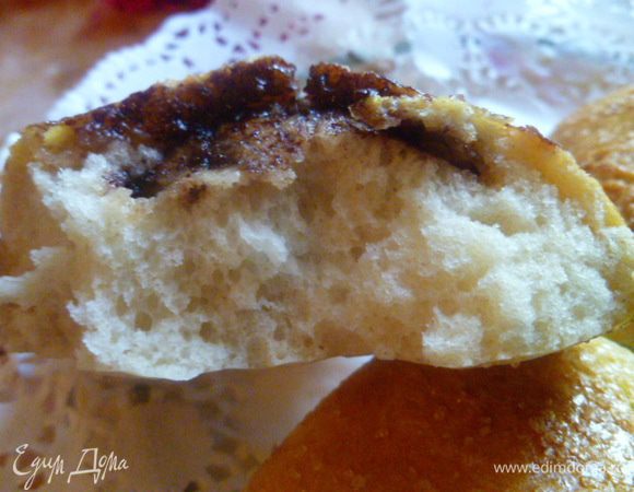 Здесь лучше видно, что булочки воздушные и пышные...
Приятного чаепития!