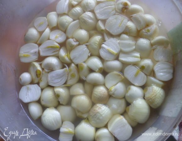 Сначала чистим лук. У меня мелкий и мне было сложно не плакать. Если вы возьмете крупный, то дело будет быстрее. Насчет лука. Самый лучший сорт лука, который не горчит- это Золотистый...