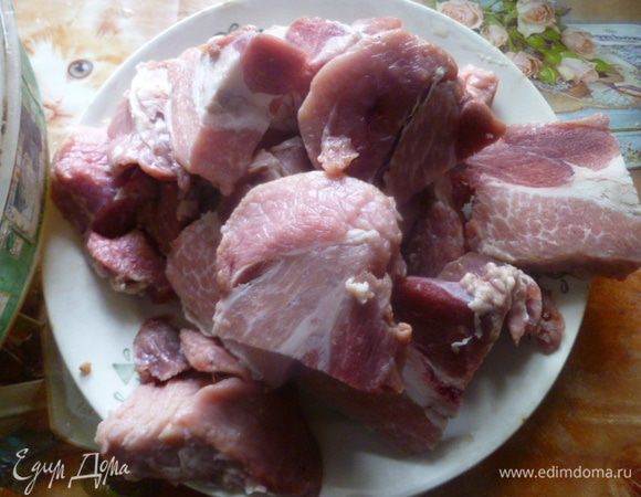 Мясо режем на порционные куски.