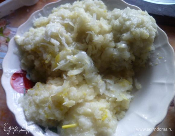 Затем лук перекрутить на мясорубке.
В идеале нужно отжимать сок через марлю...
Вы не поверите, я не отжимала не разу, ничего не пригорает....