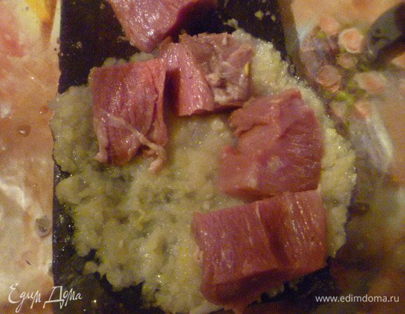 Затем берем кастрюлю или миску с крышкой. На дно кладем слой лука, слой мяса.