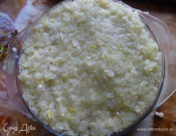 Последний слой- много лука...
Закрываем крышкой и на сутки в холодильник.