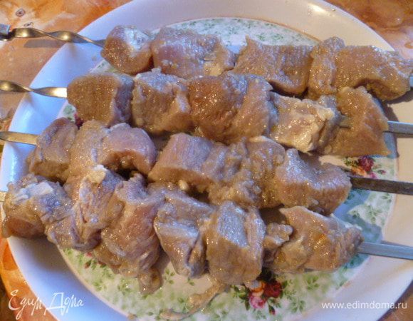 Затем нанизать на шампура вдоль волокон, а не поперек, чтобы мясо не прокручивалось и не пригорало.