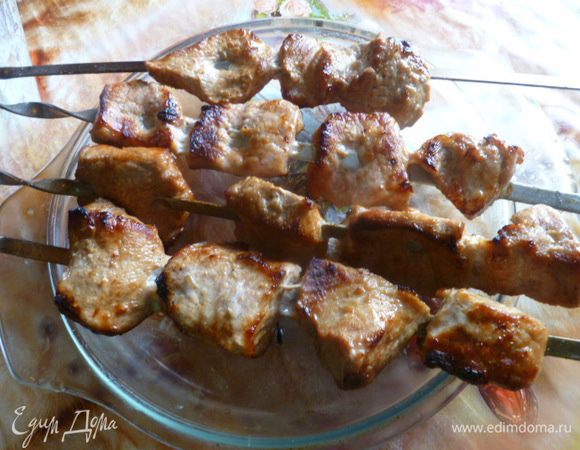 Дальше жарить на углях, периодически сбрызгивая водой( у меня родниковая).
И вот готовый шашлычок...
Не пригорел, нежный, сочный, прямо тает во рту.... Это наш любимый рецепт шашлыка!