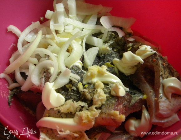 Чистим, моем хорошо,нарезаем,и добавляем специи,лук,чеснок,майонез,и желательно в холодильник на 1-2 хотя бы,у меня стояла 6 часов, это было очень нежно и вкусно!