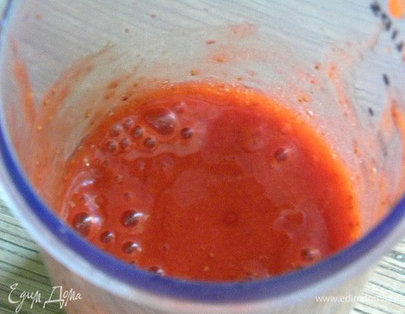 Взбиваем клубнику.