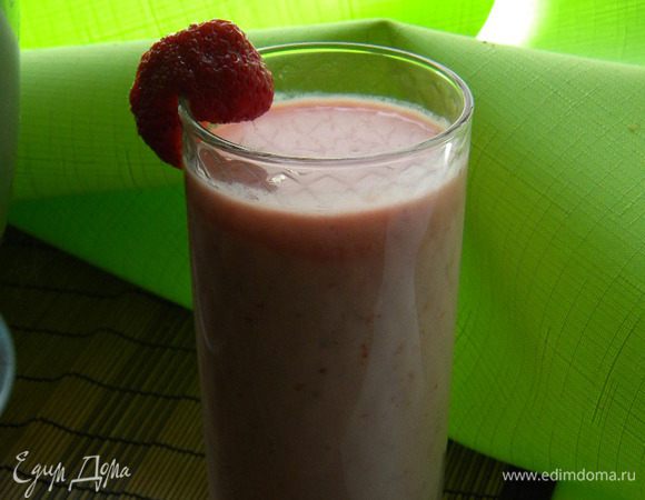 Вливаем кефир и ещё разок взбиваем, и всё можно пить..!))