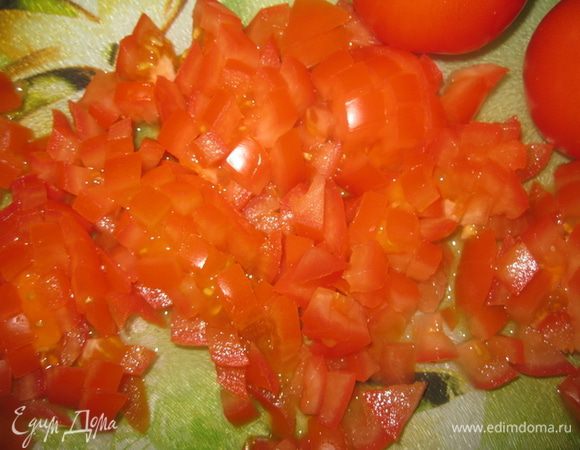 Моем и мелко нарезаем помидоры.