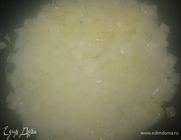 Нарезаем лук и жарим его на растительном масле 3- 5 минут. Добавляем измельченный чеснок.