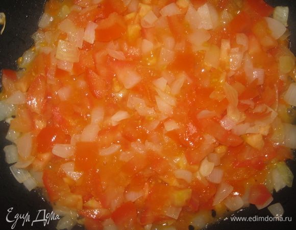 Затем добавляем мелко нарезанные или тертые на терке томаты.  Солим, добавляем специи. Перемешиваем и жарим 5-7 минут.