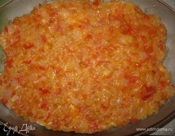 На яйца выкладываем томатную массу.