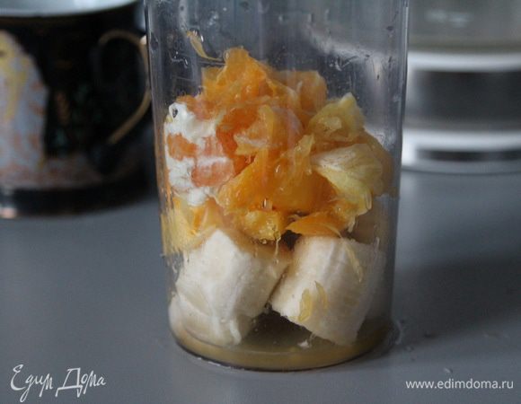 Фрукты переложить в блендер и пробить.