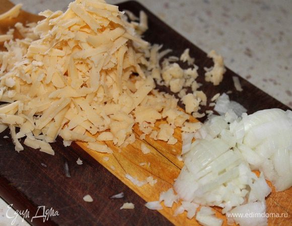 Сыр натереть на крупной терке, лук нарезать мелкими кубиками, добавить к фаршу.