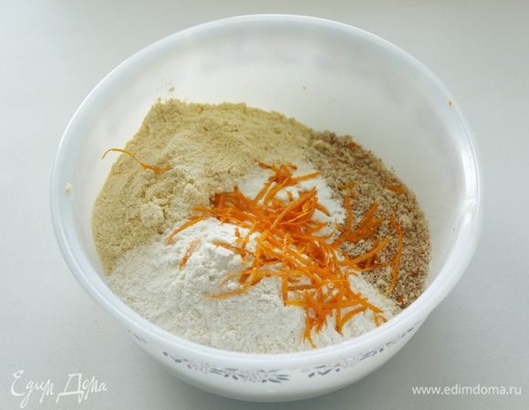 Перемолоть миндаль, отмерить муку пшеничную и кукурузную, добавить разрыхлитель и цедру апельсина.