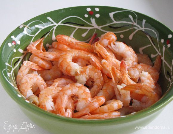 Отварить креветки, остудить и очистить. Отварных креветок должно получиться не менее 150 грамм. Креветки лучше взять не слишком крупные.