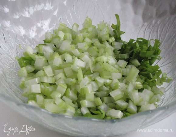 Сельдерей нарезать мелким кубиком и добавить к салату.