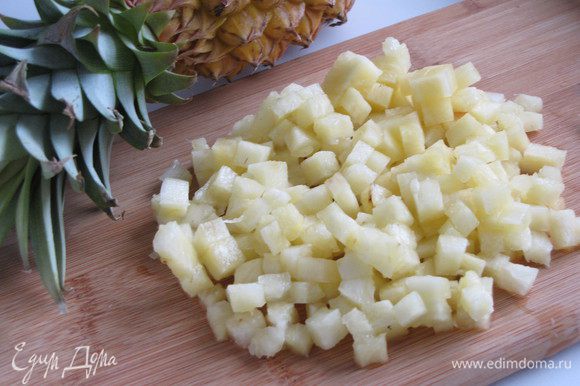 От свежего ананаса отрезать два кружка толщиной 1 см и так же нарезать небольшим кубиком.