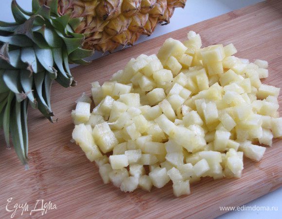 От свежего ананаса отрезать два кружка толщиной 1 см и так же нарезать небольшим кубиком.