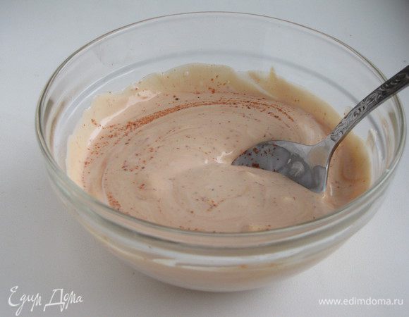 Для соуса смешать в миске майонез и кетчуп. Посолить и приправить кайенским перцем по вкусу.