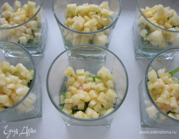 Затем выложить ананасы.