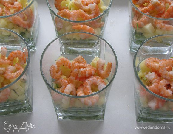 Сверху на ананасы - креветки. Стаканы заполняем на три четверти, чтобы удобно было перемешивать.
