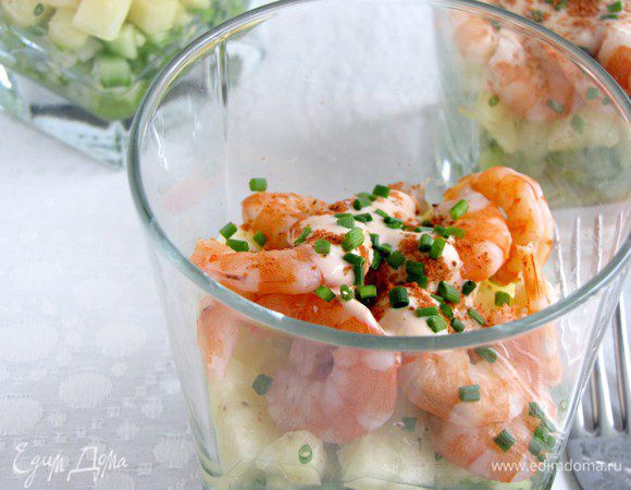 На креветки положить еще немного соуса и посыпать мелко-рубленным луком-резанцом.