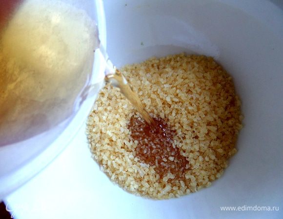 Я сразу к делу...Замочить желатин тёплой водой. Я залила яблочным соком для вкуса.