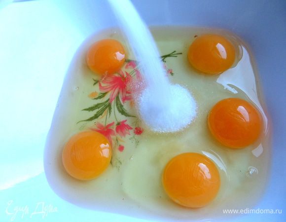 Начинаем с коржей...В яйца всыпать сахар (можно и больше!).