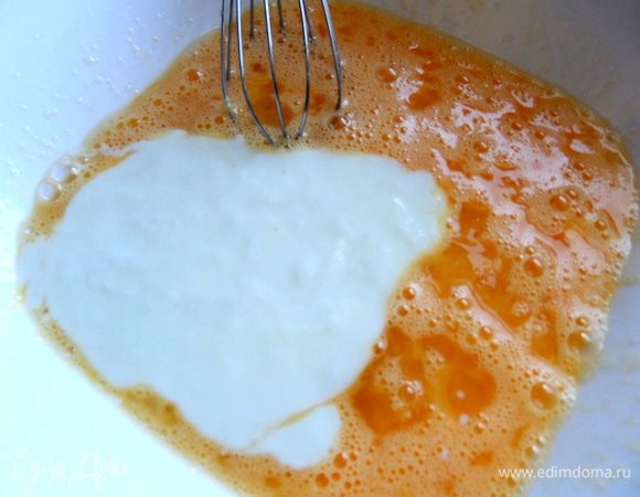 Влить кефир или густую простоквашу.