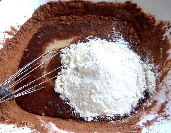 Всыпаем по стакану муку с разрыхлителем.