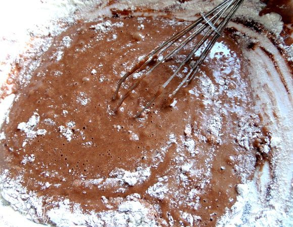 Перемешать тесто тоже можно венчиком.