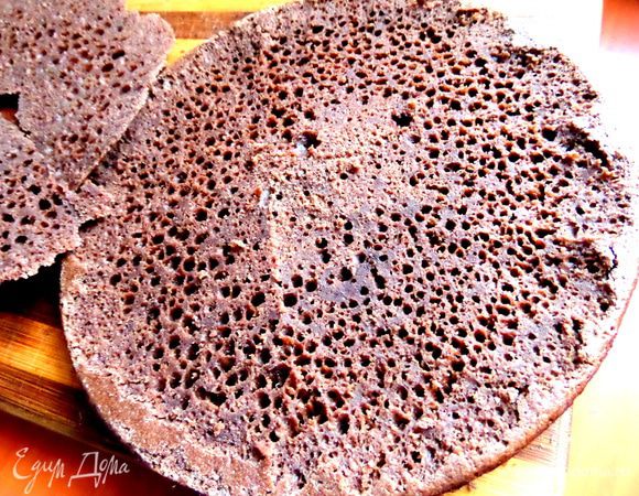 Позже,когда остынет,вздутый верх срежем,коржи выровняем.