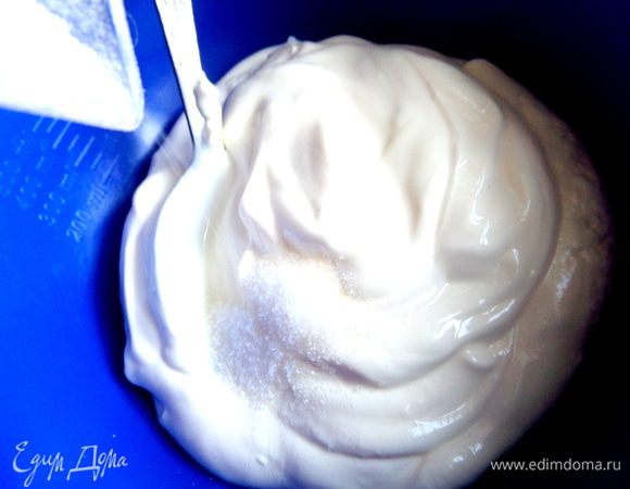 Сметану смешать с сахаром по вкусу.