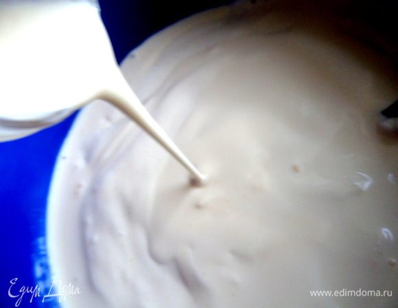 Влить сливки для придания сливочного вкуса.