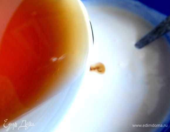 Влить желатин тонкой струйкой.помешивая.