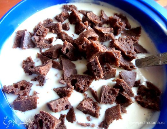 Высыпать кубики-обрезки от коржей.