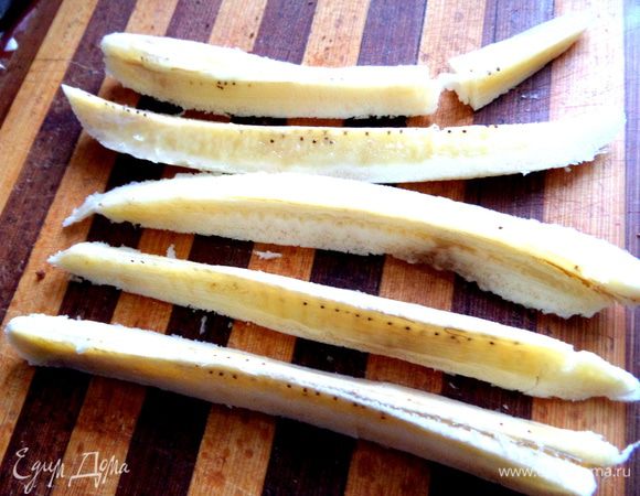 Банан разрезать вдоль и измельчить.