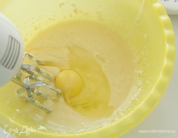 Масло взбить с сахаром, затем, продолжая взбивать, добавить по одному яйца.