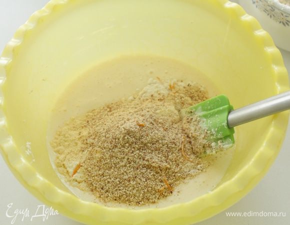 Частями добавить в яичную смесь сухие ингредиенты.