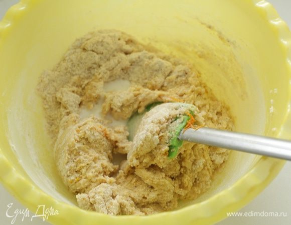 Перемешать, добавить молоко.