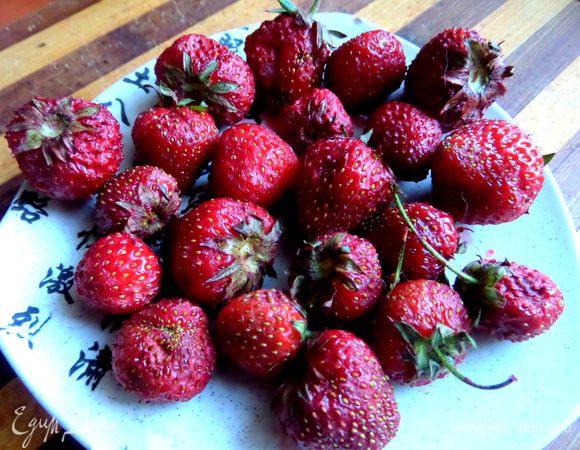 Клубнику (можно мелкую целиком!) промыть,просушить,очистить.