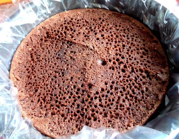 Вместо разъёмной формы я выселила плёнкой форму,в которой пеклись коржи и на дно положила выровненный корж-основу.