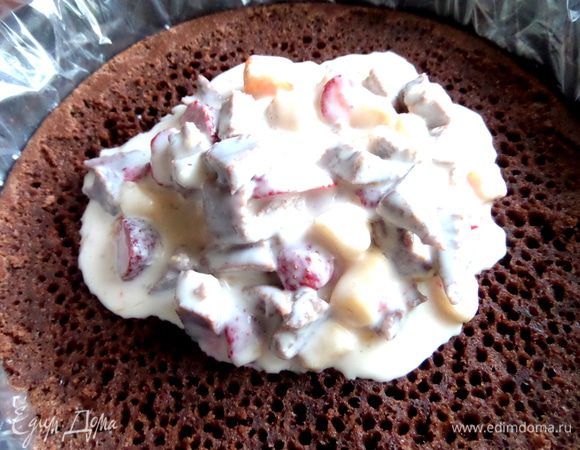 Выкладываем начинку,пока желе не схватилось.