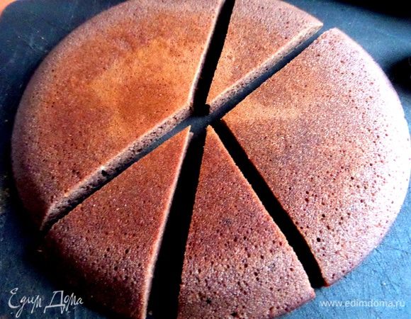 Второй корж переворачиваем вверх дном и нарезаем типа на порции.