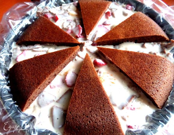 Берём треугольники из теста и втапливаем на расстоянии в желатиновую начинку.