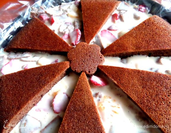 Внедряем цветочек в центр! Остальные куски коржа благополучно были съедены с арахисовой пастой))) Торт убираем в холодильник часа на 3 или на ночь.