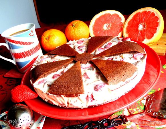 Снимаем плёнку и переносим тортик на нарядное блюдо!