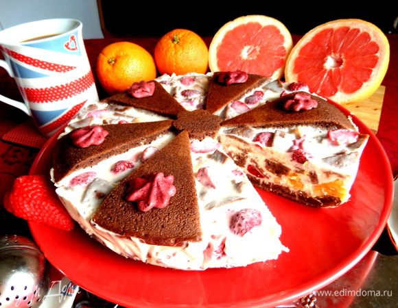 Легко нарезаем на порции...Украшаем фруктовыми пастилками.