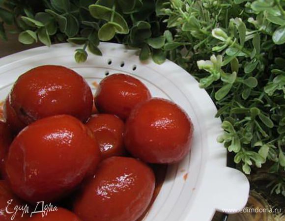 Консервированные томаты откинуть на сито для удаления лишней влаги. 